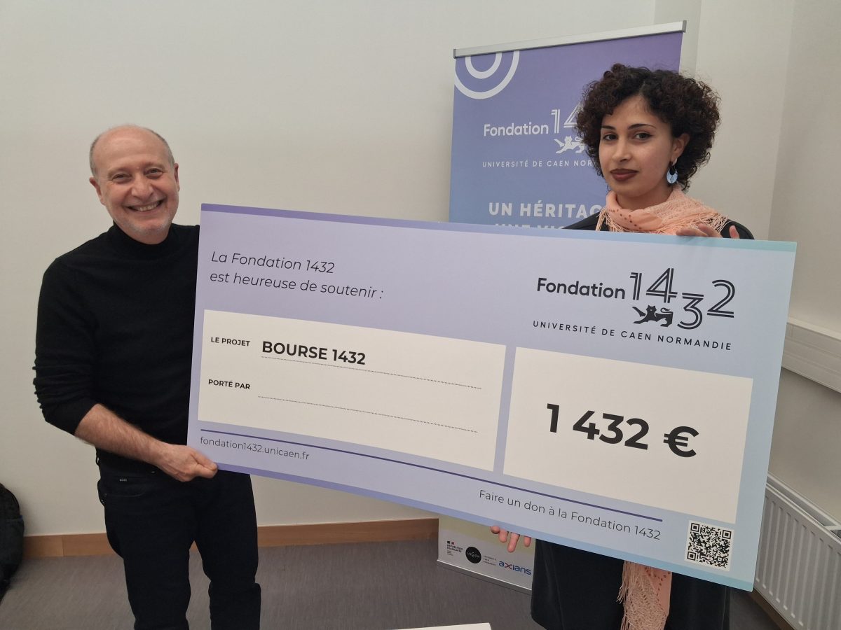 Photo avec la lauréate tenant un chèque géant en compagnie de Thierry Lobel.