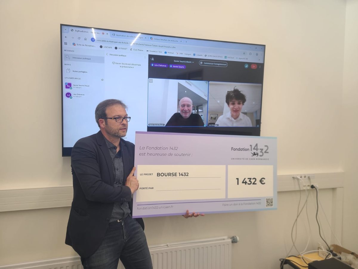 Photo du lauréat en visioconférence avec un chèque géant en compagnie de Thierry Lobel.