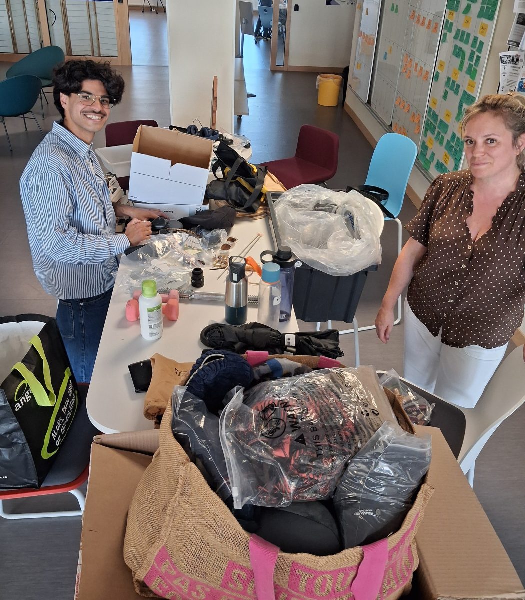 Romain Erapa et Lucie Sabot trient des objets d'aéroports